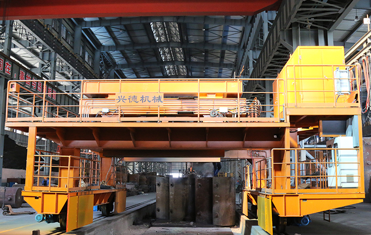 Steel pouring platform car